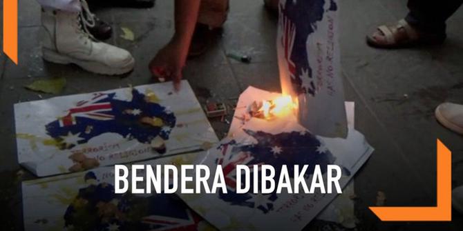 VIDEO: Lambang Australia Dilempari Telur dan Dibakar di Surabaya