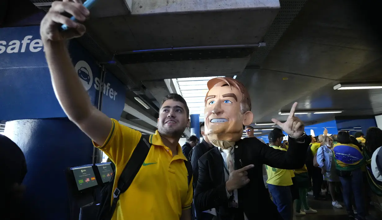 Kala itu, Bolsonaro mengaku perlu istirahat. Akan tetapi, para kritikus mengatakan bahwa Bolsonaro “kabur” guna menghindari risiko belasan penyelidikan hukum yang mungkin dirinya hadapi di "Negeri Samba". (AP Photo/Eraldo Peres)