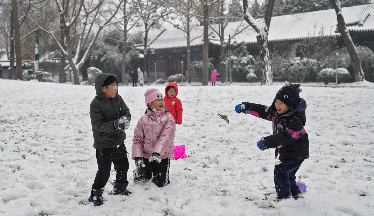 Salju turun di sebagian besar wilayah China utara dan tengah pada hari Senin, dan turun lagi pada hari Rabu dan Kamis. (AP Photo/Andy Wong)