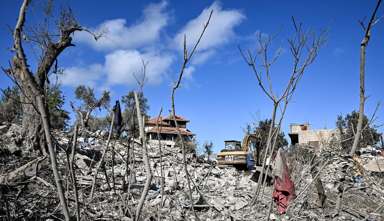 Palang Merah Lebanon mengatakan setidaknya 18 orang tewas dalam serangan di Lebanon utara pada 14 Oktober 2024 kemarin. (JOSEPH EID/AFP)