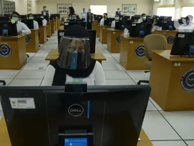 Peserta mengikuti Seleksi Kompetensi Bidang (SKB) Computer Assisted Test (CAT) untuk Calon Pegawai Negeri Sipil (CPNS) Kemenkumham di Gedung Kepegawaian Negara, Jakarta, Rabu (2/9/2020). Pelaksanaan SKB CPNS yang diikuti 829 peserta tersebut menerapkan protokol kesehatan. (merdeka.com/Imam Buhori)