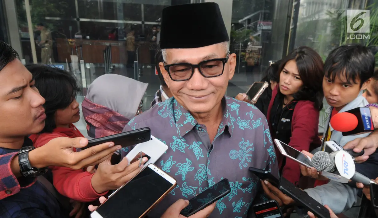 Mantan Ketua Komisi II DPR Agun Gunandjar Sudarsa menjawab pertanyaan seusai pemeriksaan di gedung KPK, Jakarta, Senin (4/6). Agun diperiksa untuk keponakan Setya Novanto, Irvanto Heri Pambudi dan pengusaha Made Oka Masagung. (Merdeka.com/Dwi Narwoko)