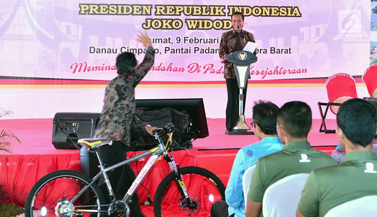 Seorang warga melambaikan tangan ke Presiden Jokowi usai mendapat hadiah sepeda dalam HPN 2018 di Padang, Sumatera Barat, Jumat (9/2). (Liputan6.com/Pool/Biro Setpres)