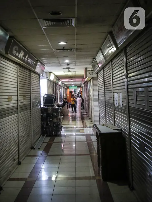 Menurutnya, kondisi kunjungan ke Pasar Tanah Abang Blok A masih dalam rasio normal seperti sebelum pandemi. Meski ada beberapa kios yang tutup, dia menyebut itu karena belum tersewa atau belum terjual. (Liputan6.com/Angga Yuniar)
