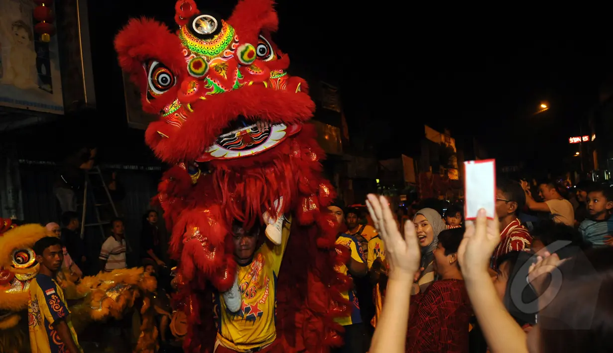 Salah satu atraksi barongsai saat malam perayaan Cap Go Meh di Bogor, Jawa Barat, Kamis (5/3/2015). Malam perayaan Cap Go Meh di Kota Bogor berlangsung meriah. (Liputan6.com/Helmi Fithriansyah)