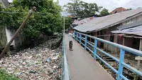 Tumpukan sampah menggenang di anak Sungai Musi di Kelurahan 29 Ilir Palembang (Liputan6.com / Nefri Inge)