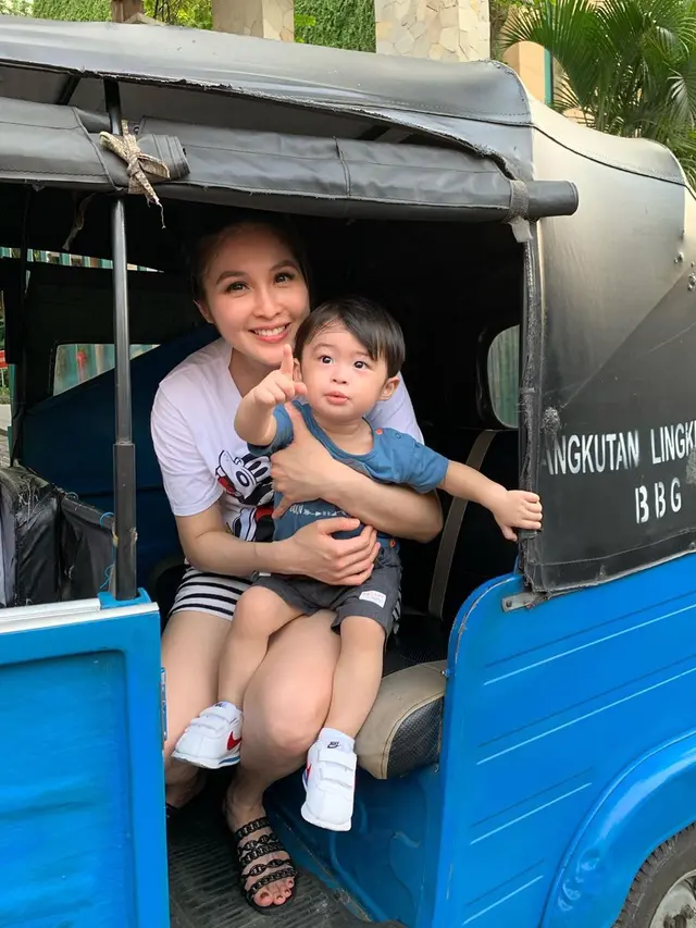 7 Potret Sederhana Raphael Moeis dan Sandra Dewi Naik Bajaj