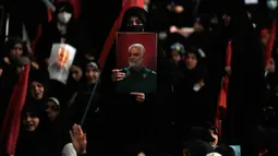 Sebanyak dua ledakan terjadi dalam acara peringatan kematian Komandan Garda Revolusi Iran Qaseem Soleimani di Kota Kerman, Iran. Ledakan itu menewaskan 103 orang dan melukai ratusan warga lainnya. (AP Photo/Vahid Salemi)