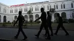 Polisi Sri Lanka berpatroli di kediaman resmi presiden Gotabaya Rajapaksa pada hari keempat setelah diserbu oleh pengunjuk rasa anti pemerintah di Kolombo, Rabu (13/7/2022). Presiden Sri Lanka Gotabaya Rajapaksa telah meninggalkan negara itu Rabu pagi dengan jet militer, di tengah protes massa atas krisis ekonominya. (AP Photo/Rafiq Maqbool)