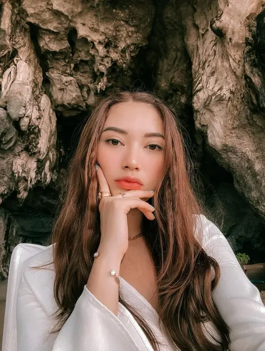 Punya paras ayu dan menawan, pemilik nama Dindra Nashriyah Putri tersebut diketahui lahir di Bandung pada 6 Juni 1994. (FOTO: instagram.com/dindranashriyah)