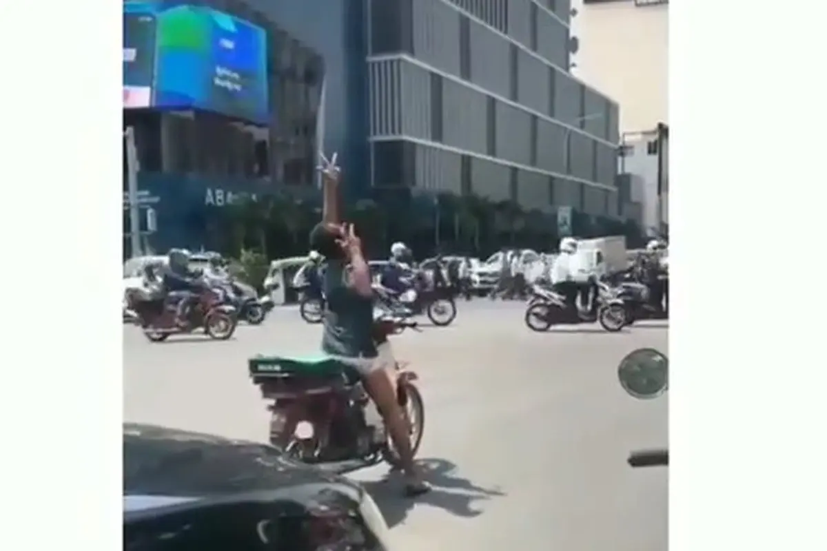 Seperti dilansir akun Instagram @dramaojol.id, Minggu (16/2/2020), terlihat seorang pria muda asik menari di atas kendaraannya.