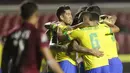 Pemain Brasil merayakan gol yang dicetak Roberto Firmino ke gawang Venezuela pada laga lanjutan kualifikasi Piala Dunia 2022 zona CONMEBOL di Stadion Morumbi, Sabtu (14/11/2020) pagi WIB. Brasil menang 1-0 atas Venezuela. (AFP/Andre Penner/pool)