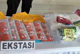 Dua Pria Asal Aceh diciduk pollsi karena diduga akan mengedarkan narkotika jenis ekstasi di Bali. (Liputan6.com/Destarita Rahmawati)