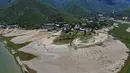 Pemandangan Waduk Boca yang memasok air ke kota utara Monterrey hampir kering karena bagian utara Meksiko dilanda kekeringan hebat, di Santiago, Meksiko (9/7/2022). Perencanaan yang buruk, dan penggunaan air yang tinggi telah menyebabkan tiga bendungan yang membantu memasok kota mengering. (AP Photo/Fernando Llano)