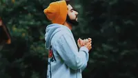Ilustrasi bersyukur, berdoa. (Photo by Matheus Bertelli: https://www.pexels.com/photo/man-wearing-bonnet-and-hoodie-1906157/)