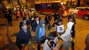 Sejumlah orang berusaha menyelamatkan diri usai gempa 8,3 SR yang mengguncang  di Santiago, Chile, Rabu (16/9).  Menurut laporan dari otoritas setempat, gempa itu berpotensi memicu tsunami yang akan melanda Chile dan Peru.  (REUTERS/Rodrigo Garrido)
