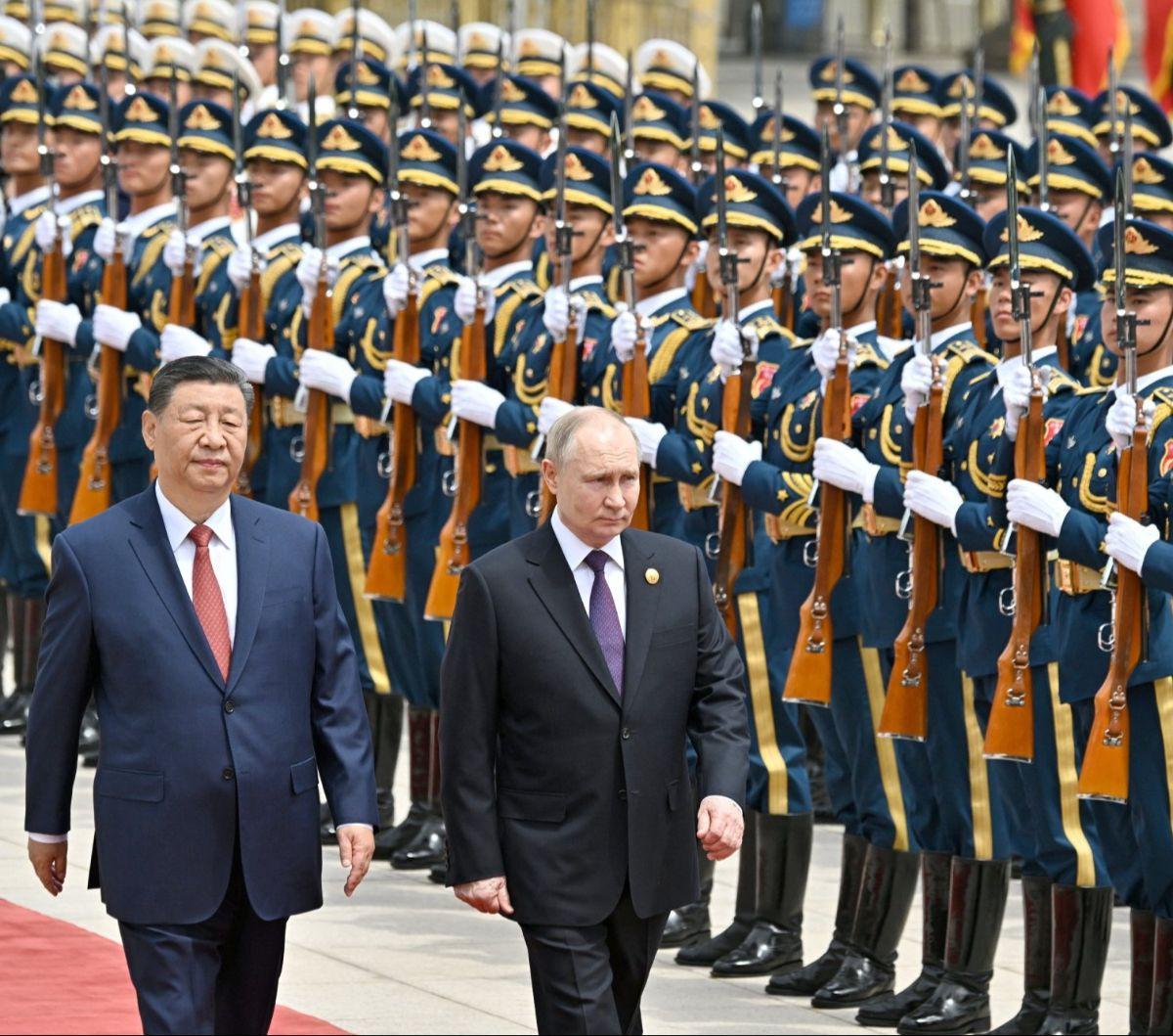 Presiden China Xi Jinping dan Presiden Rusia Vladimir Putin menjanjikan kemitraan 'Era Baru' dalam pertemuan yang berlangsung di Beijing, China, Kamis (16/5/2024). Keduanya kompak mengutuk rival mereka, Amerika Serikat (AS), yang dianggap sebagai hegemon 