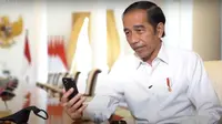 Presiden Jokowi berbincang dengan seorang guru asal Padang, Rika Susi Waty melalui panggilan video call. (YouTube Sekretariat Presiden)