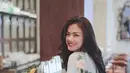 Nita Gunawan tampil anggun mengenakan gaun cheongsam pastel dengan motif bunga [instagram/nitagunawan09]