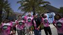 Sejumlah fans Inter Miami saat menunggu kedatangan Lionel Messi di DRV PNK Stadium, Fort Lauderdale, Florida, 11 Juli 2023 waktu setempat. Messi mendarat di Florida pada hari Selasa (11/07/2023) waktu setempat. Hal tersebut diketahui dari tayangan televisi ESPN. Inter Miami rencananya akan mengadakan acara presentasi bertajuk 'The Unveil' pada 16 Juli di stadion kandangnya. (AP Photo/Rebecca Blackwell)