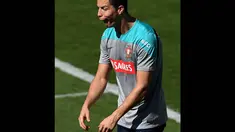 Penyerang Portugal Cristiano Ronaldo melakukan aksi lucu saat latihan di stadion Moises Cicarelli, Campinas, Brasil (12/06/2014)  (AFP PHOTO/FRANCISCO LEONG)