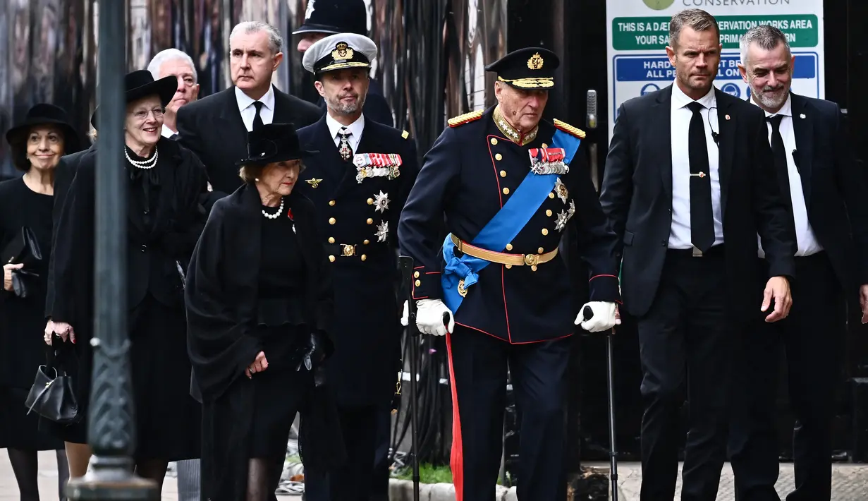 <p>Raja Norwegia Harald V (tengah) dan istrinya Ratu Sonja, Frederik, Putra Mahkota Denmark serta Ratu Denmark Margrethe II (kiri) tiba untuk Layanan Pemakaman Negara Ratu Inggris Elizabeth II di Westminster Abbey, London, Senin (19/9/2022). Ratu Denmark berusia 82 tahun itu sebelumnya pernah melakukan tes dan positif terkena virus Covid pada bulan Februari. (Marco BERTORELLO/AFP)</p>