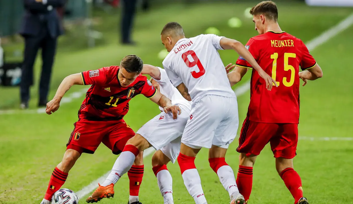 Pemain Belgia Leandro Trossard (kiri) bersaing memperebutkan bola dengan pemain Belarusia Dmitri Podstrelov (kedua kiri) pada pertandingan Grup E kualifikasi Piala Dunia 2022 di Stadion King Power, Leuven, Belgia, Selasa (30/3/2021). Belgia menang 8-0. (AP Photo/Francisco Seco)