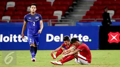 Pemain timnas Indonesia U-23, Ahmad Nufiandani dan Syaiful Indra Cahya terduduk usai dikalahkan Thailand dalam semifinal sepak bola SEA Games ke-28 di National Stadium Singapore, Sabtu (13/6/2015). Indonesia kalah 0-5. (Liputan6.com/Helmi Fithriansyah)