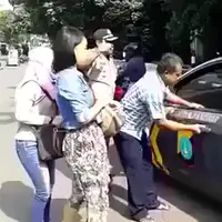 Angkutan Umum Demo, Polisi "Narik" Penumpang