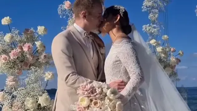 Rininta Christabella melakukan pernikahan seperti di negeri dongeng (https://www.instagram.com/p/CUE8qIqMoHm/)