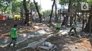 Petugas Dinas Kehutanan Jakarta Barat menyelesaikan pembangunan kolam di kawasan Tomang, Jakarta, Selasa (19/11/2019). Pembangunan taman tersebut dilengkapi dengan rumah pohon untuk menambah ruang bermain anak. (Liputan6.com/Herman Zakharia)