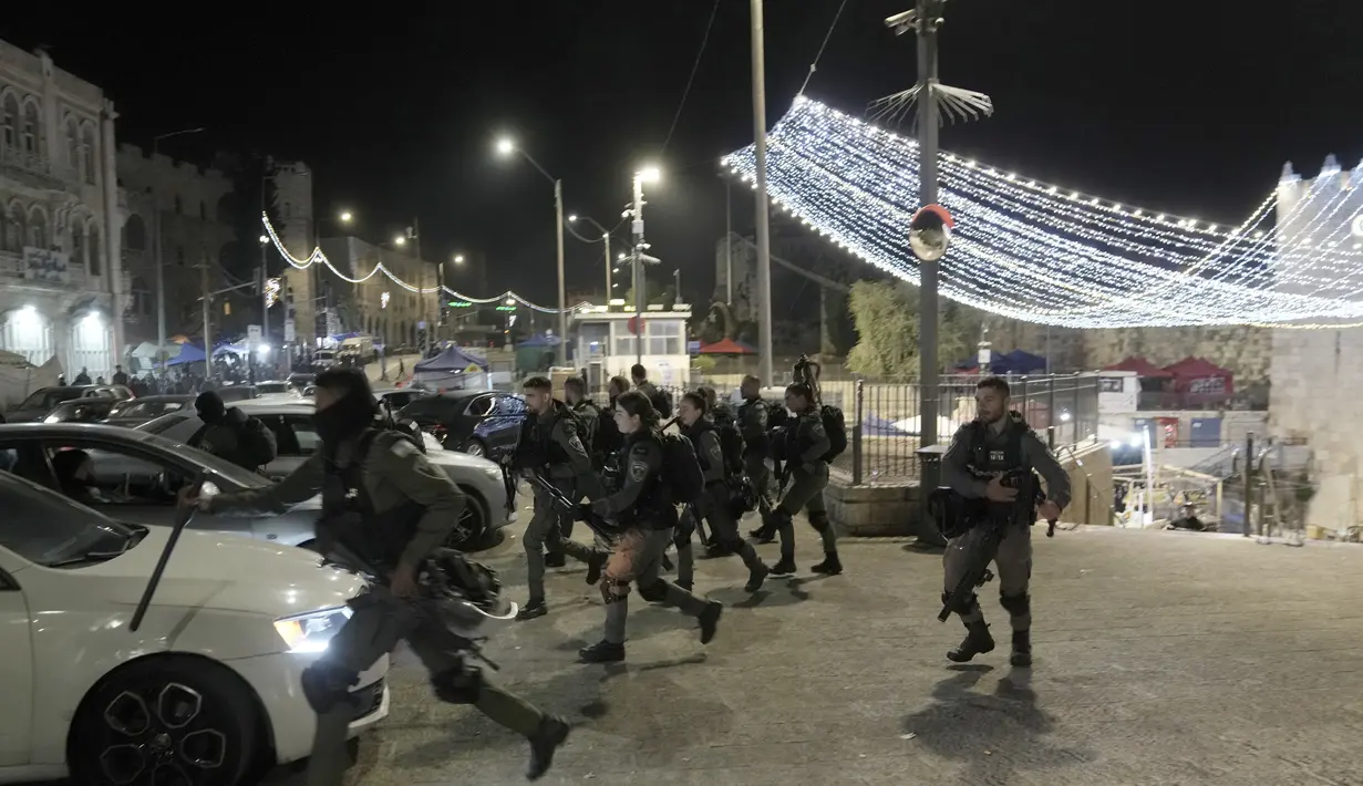 Polisi Israel serang Masjid Al Aqsa mengklaim hal itu dilakukan karena mereka menanggapi kerusuhan. (AP Photo/Mahmoud Illean)