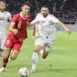 Gelandang Timnas Indonesia, Ivar Jenner (tengah) berebut bola dengan gelandang Palestina, Ameed Sawafta pada laga persahabatan FIFA Matchday 2023 di Stadion Gelora Bung Tomo, Surabaya, Rabu (14/6/2023). Timnas Indonesia bermain imbang 0-0 dengan Palestina. (Bola.com/Wahyu Pratama)