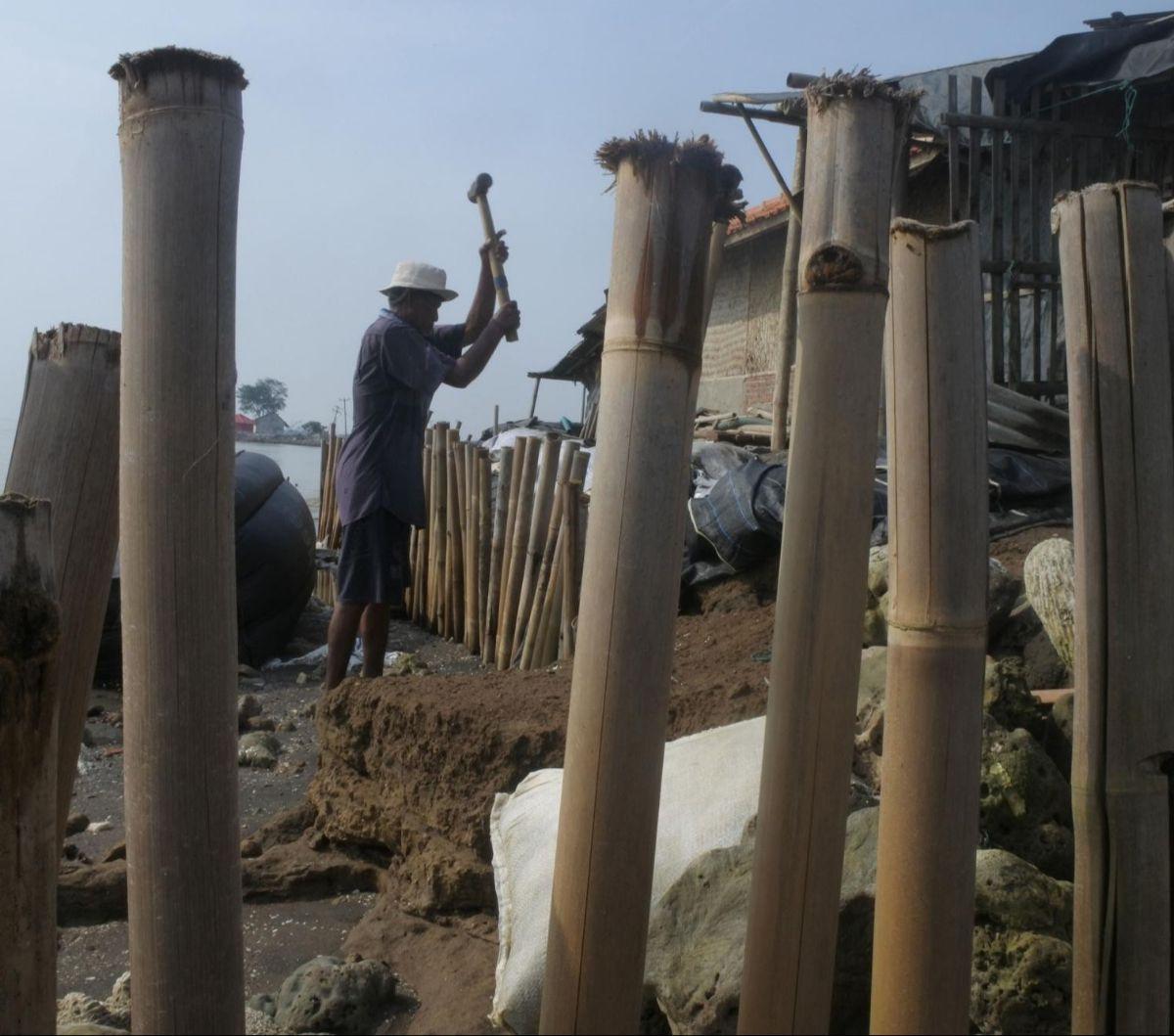 Dulu wilayahnya dipenuhi hutan alami yang tumbuh subur. Namun seiring dengan perkembangan zaman telah mengubah wajah tanah kelahirannya menjadi rawan bencana. Foto: merdeka.com / Imam Buhori