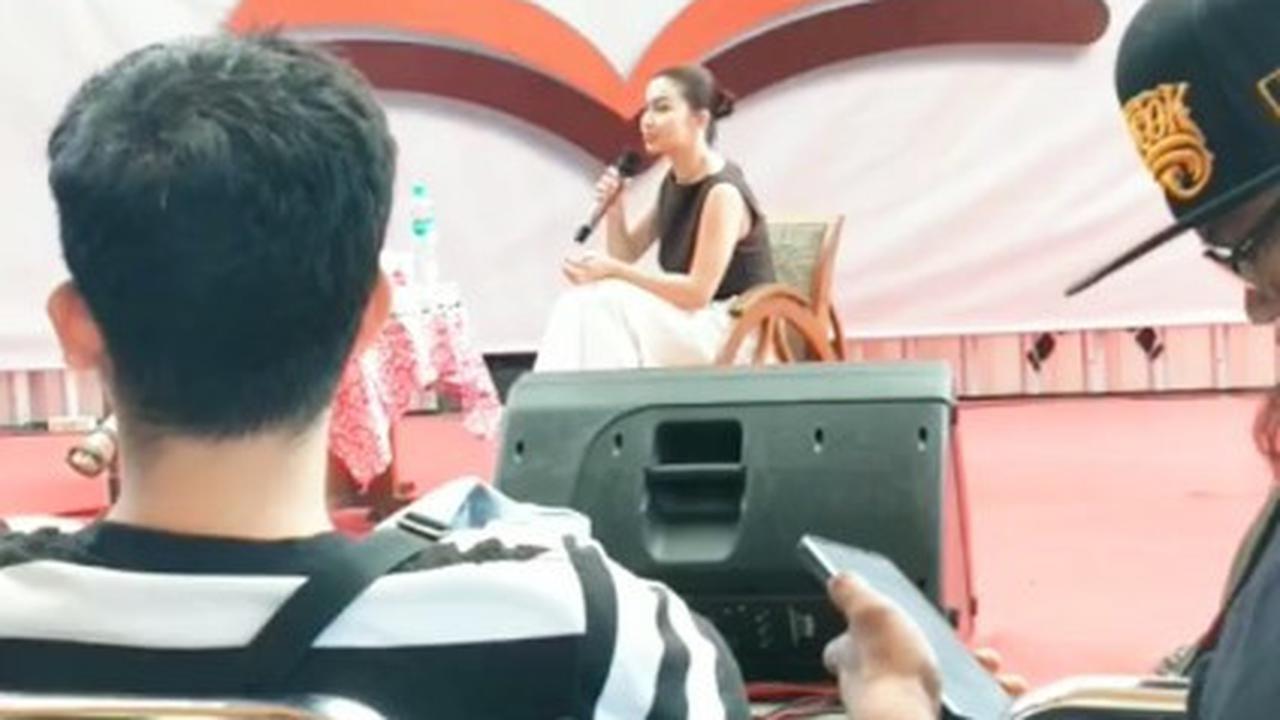 Disebut Cantik Luar Dalam, Momen Ariel Tatum Jadi Pembicara dan Minta Seminar Dijeda saat Mendengar Azan