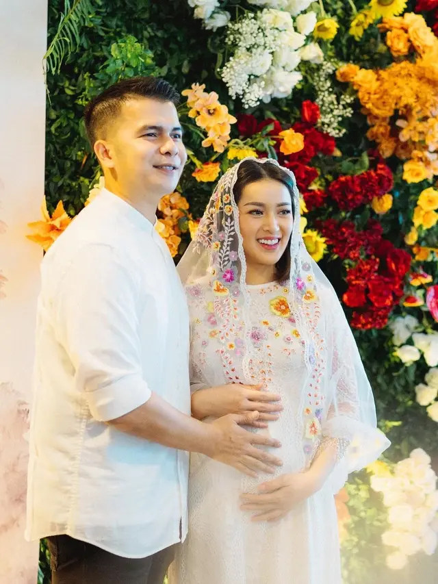 Rosiana Dewi dan Handika Pratama gelar tasyakuran kehamilan dan gender reveal