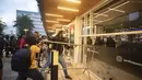 Demonstran mendobrak pintu masuk supermarket Carrefour selama protes terhadap pembunuhan pria kulit hitam Joao Alberto Silveira Freitas di Rio de Janeiro, Brasil (20/11/2020). Freitas meninggal setelah dipukuli oleh penjaga keamanan supermarket di kota Porto Alegre, Brasil selatan. (AP Photo/Bruna P