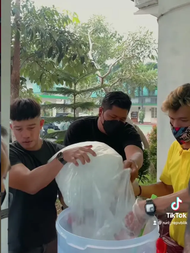 Punya Usaha Minuman Kekinian, 6 Potret Ruri Repvblik saat Jualan