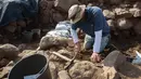 Arkeolog bekerja di bangunan berbenteng berusia 3.000 tahun di Dataran Tinggi Golan yang diduduki Israel pada 11 November 2020. Benteng langka itu ditemukan dalam penggalian arkeologi yang dipimpin oleh Otoritas Kepurbakalaan Israel di sebuah bukit kecil. (Xinhua/JINI/Ayal Margolin)