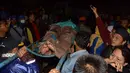 Petugas berusaha mengevakuasi penumpang yang terjepit di dalam gerbong kereta Api Malabar jurusan Bandung-solo yang anjlok masuk jurang di Tasikmalaya, Jawa Barat, Jumat (4/4) (ANTARA FOTO/Adeng Bustomi)
