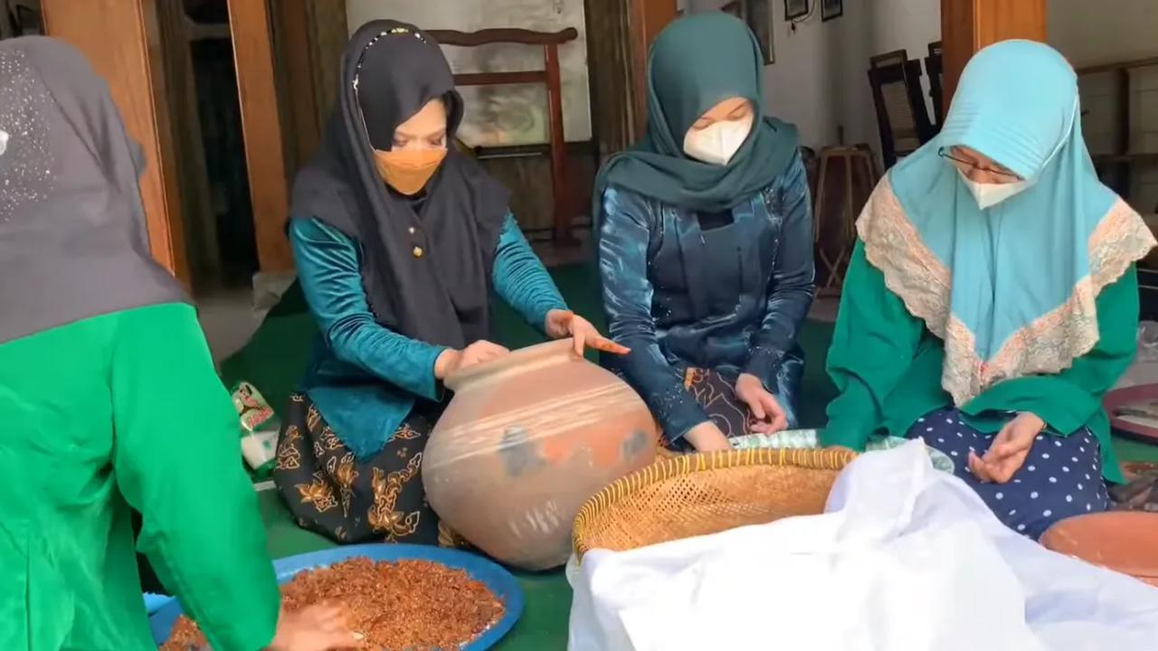 Mengawetkan Ikan di Dalam Gentong