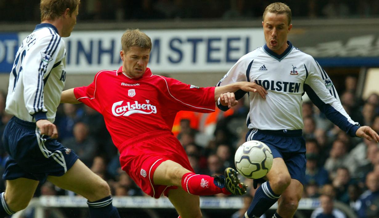 Michael Owen. Striker Inggris berusia 42 tahun yang pensiun pada Juli 2013 bersama Stoke City ini berseragam Liverpool selama 8 musim mulai 1996/1997 hingga 2003/2004. Ia berhasil meraih penghargaan Sepatu Emas Liga Inggris sebanyak 2 kali secara berurutan. (AFP/Odd Andersen)