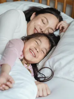Waktu sebelum tidur merupakan momen yang tepat untuk memberikan ruang tenang bagi anak agar mereka dapat menyampaikan perasaan, mengekspresikan diri, membicarakan keraguan atau ketakutan, menceritakan hal-hal lucu yang mereka alami, atau berbagi momen favorit mereka sepanjang hari. (Sumber: Pexels).
