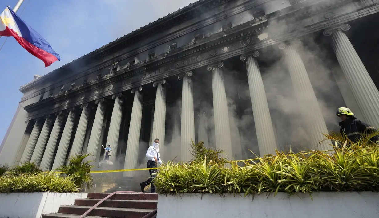 Pemadam kebakaran pun membutuhkan lebih dari 7 jam untuk memadamkan api. (AP Photo/Aaron Favila)