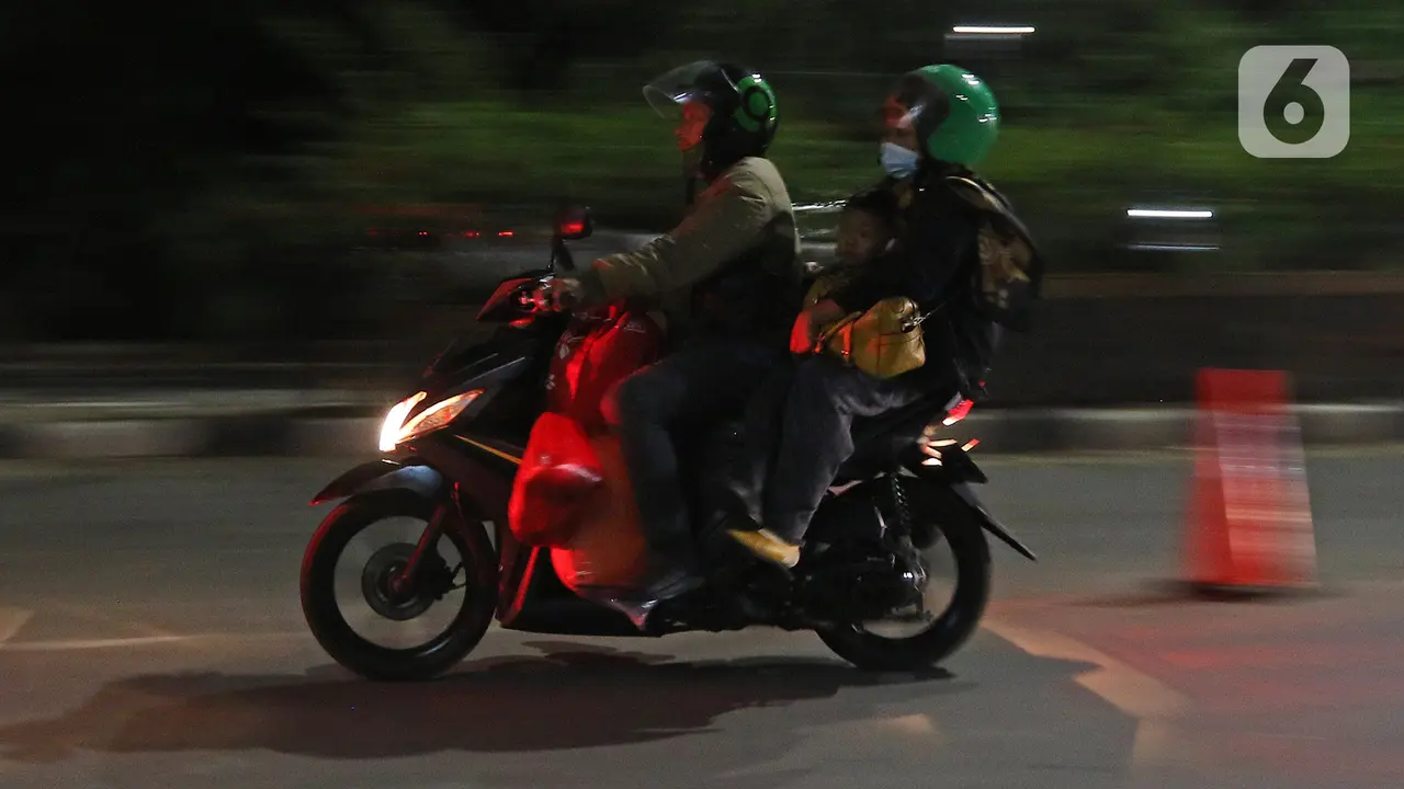 FOTO: Antrean Pemudik Bermotor di Pos Penyekatan Kedungwaringin