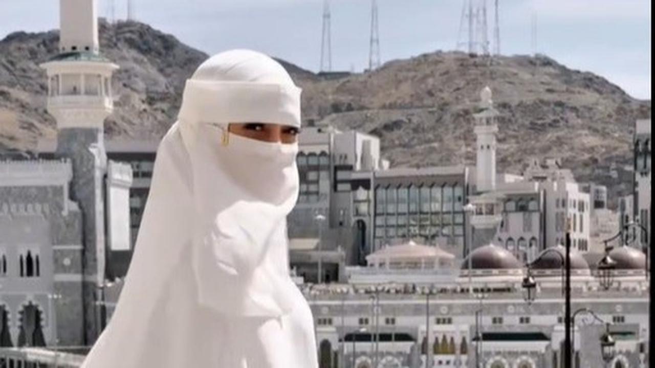 Meski Bercadar, Celine Evangelista Tetap Terlihat Cantik dan Anggun Pakai Gamis Putih saat Jalani Umrah Perdana