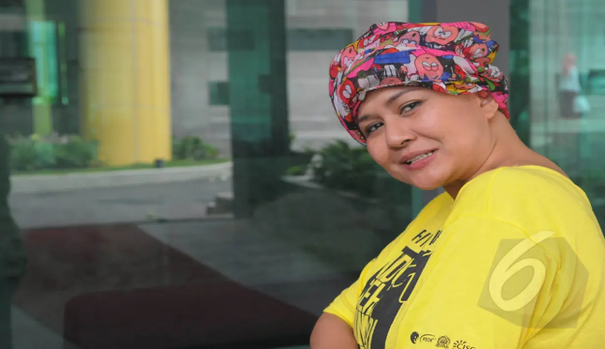Ria Irawan mengaku senang dan bangga bisa ditunjuk menjadi Duta Kanker, Jakarta, Rabu (4/2/2015). (Liputan6.com/Herman Zakharia)