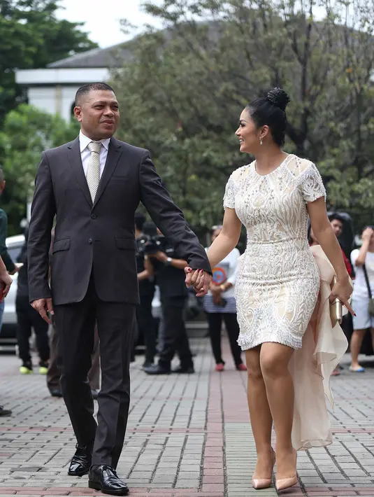 Penyanyi Krisdayanti didampingi suaminya, Raul Lemos hadir dalam pemberkatannya. Penyanyi yang biasa disapa KD itu menarik perhatian dengan dress yang dikenakan dengan aksen bow di belakang. (Nurwahyunan/Bintang.com)