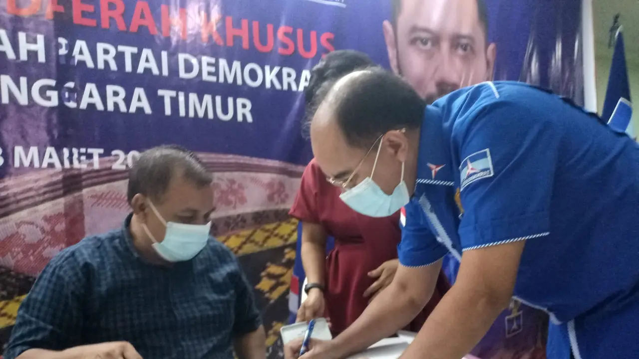 Ketua DPD Demokrat NTT, Jefri Riwu Kore, saat menandatangani akta pertanyaan sikap mendukung dan setia pada AHY. (Lipuran6.com/ Dionisius Wilibardus)