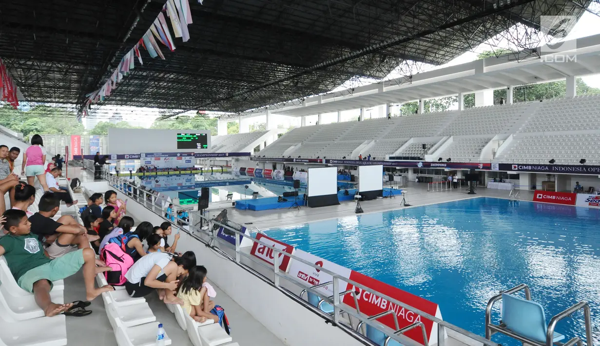 Sejumlah suporter atlet yang berlaga di Indonesia Open Aquatic Championship 2017 di Stadion Aquatic GBK, Jakarta, Selasa (5/12). Ajang ini menjadi test event empat cabang olahraga akuatik, jelang Asian Games 2018. (Liputan6.com/Helmi Fithriansyah)